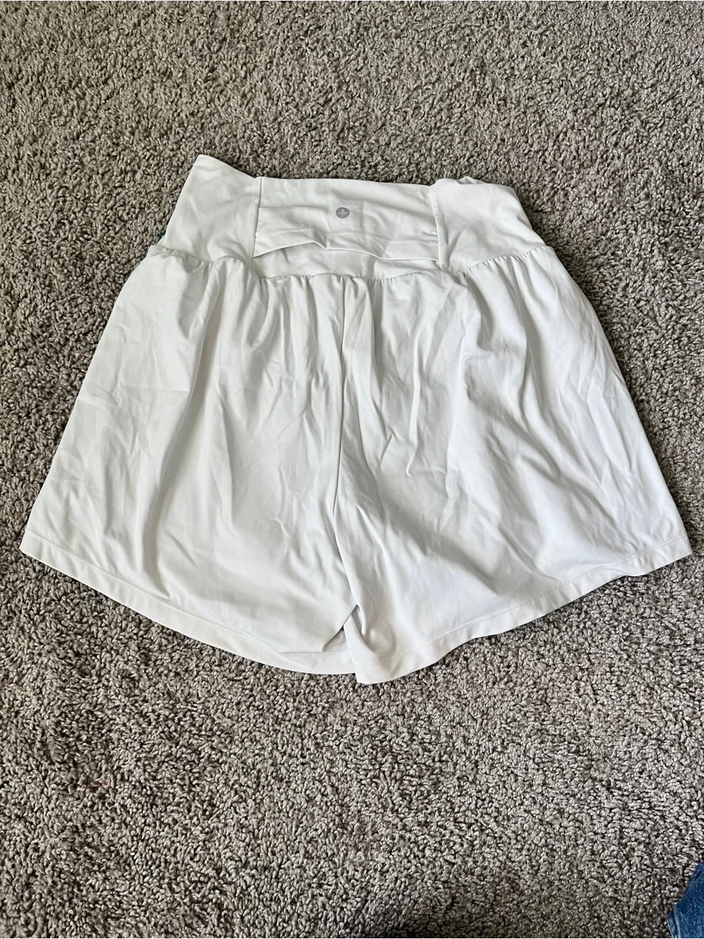 HALARA Softly Zero Airy Super High Waisted Shorts 3”. Size L White